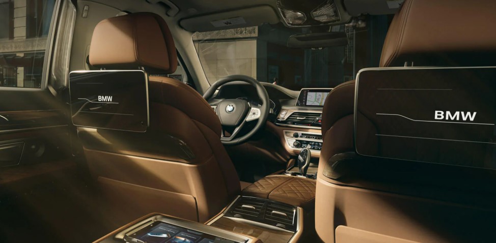 2023 BMW 740i Interior