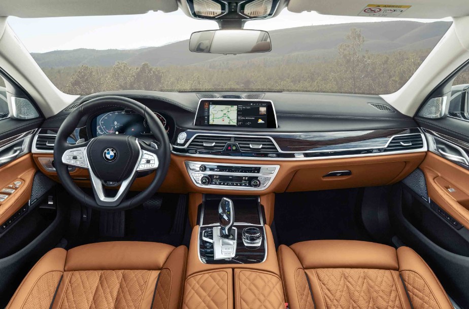 2023 BMW 750 Interior