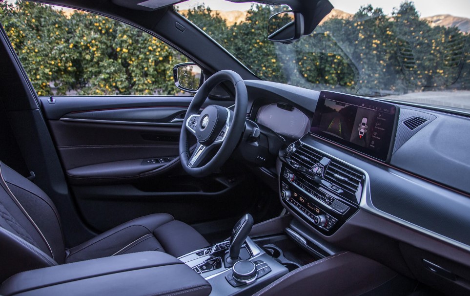 2023 BMW M550i Interior