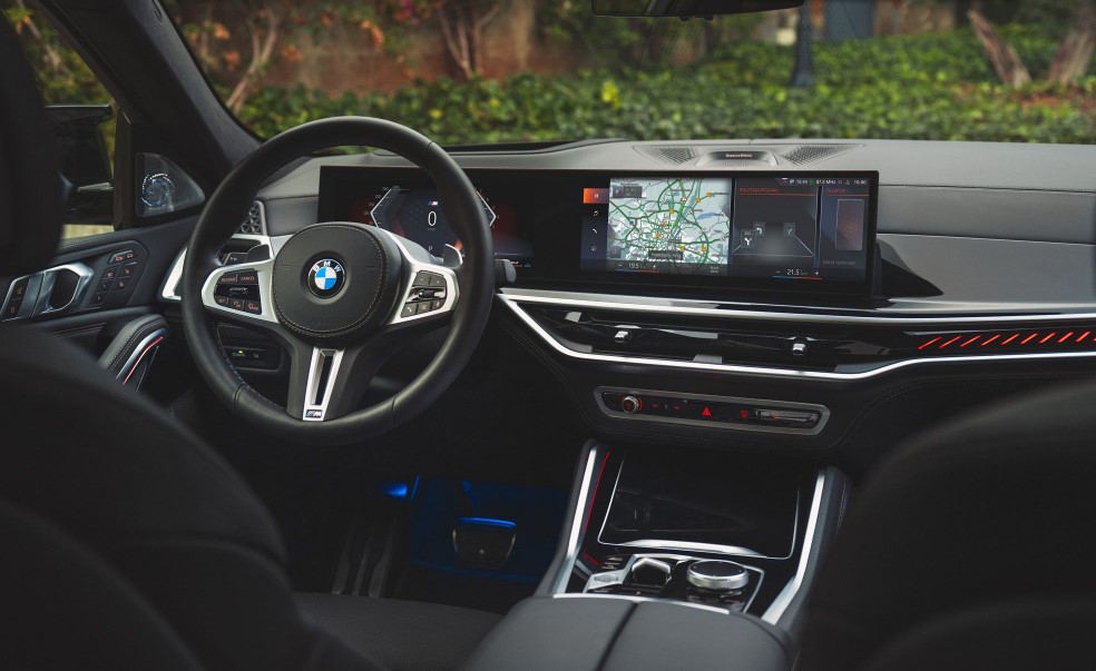 2024 BMWa X6 Interior